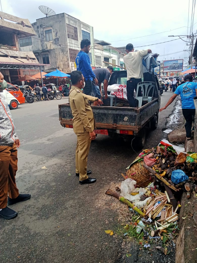 Camat, Lurah Dwikora Bersama Buser S.Barat Mengangkut Sampah di Pasar Horas.