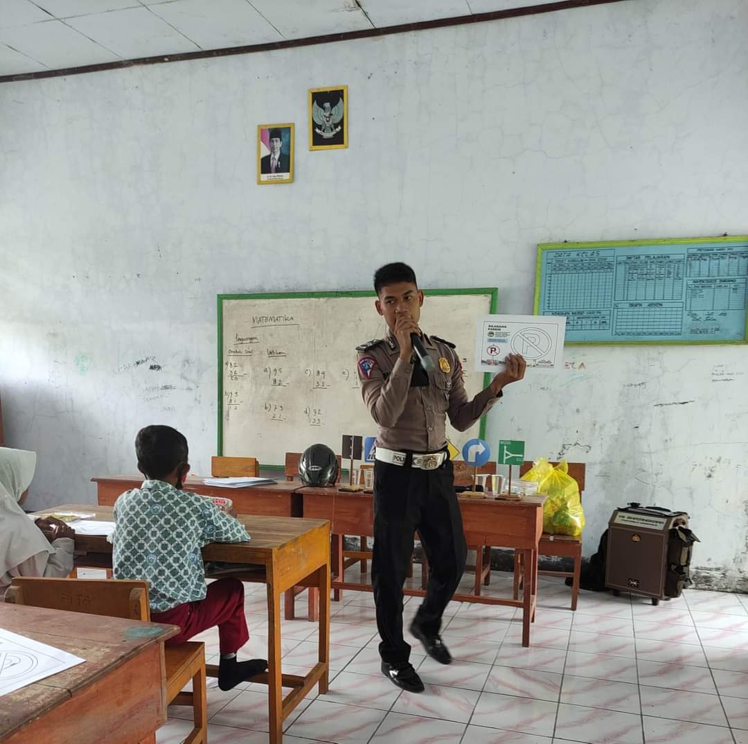 Satlantas Polres Dompu, Ajarin Kedisiplinan Polisi Sahabat Anak Polsanak