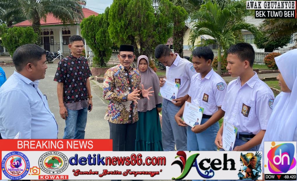 Kunjungi Aceh Barat, Haji Uma Serahkan Sertifikat Beasiswa PIP untuk Siswa SMK 2 Meulaboh