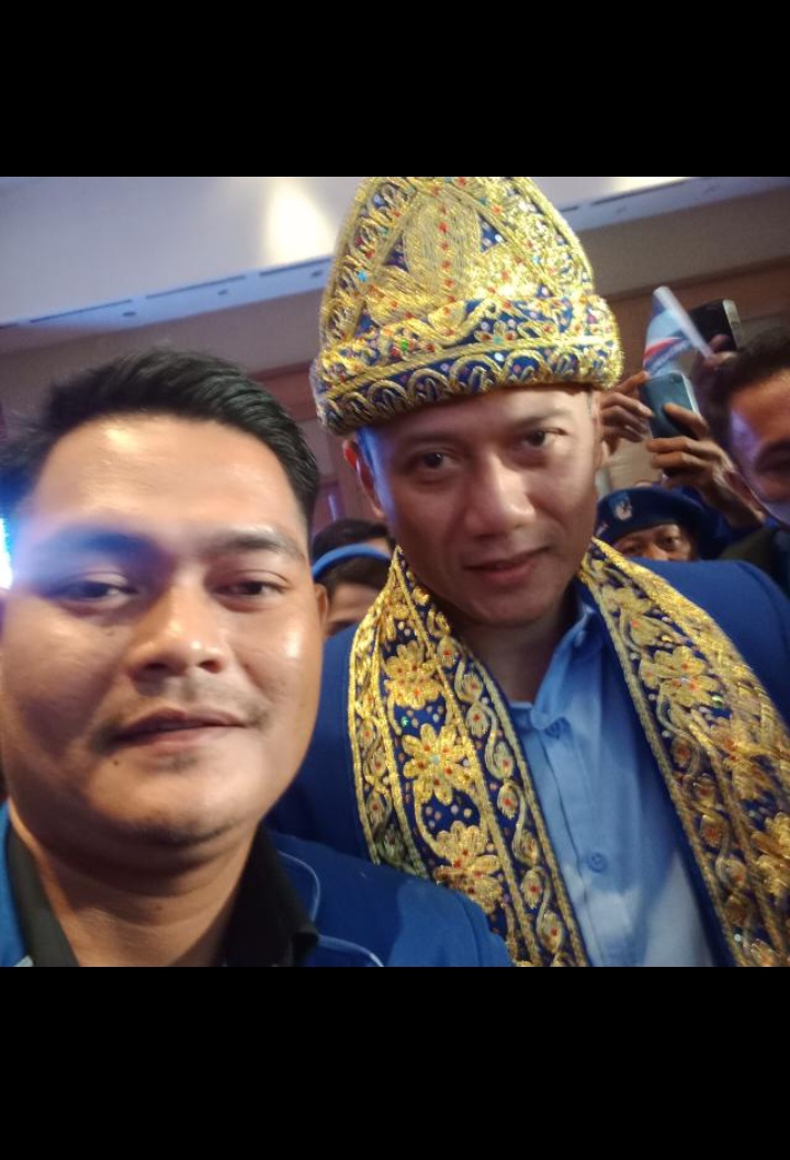 Ito kuswanto MM bendahara partai demokrat Musi Banyuasin foto bersama Agus Harimurti Yudhoyono (AHY)