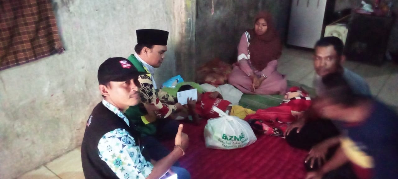 Baznas Kabupaten Bekasi Serahkan Bantuan Biyaya Rumah Sakit Pada Pasien Kurang Mampu