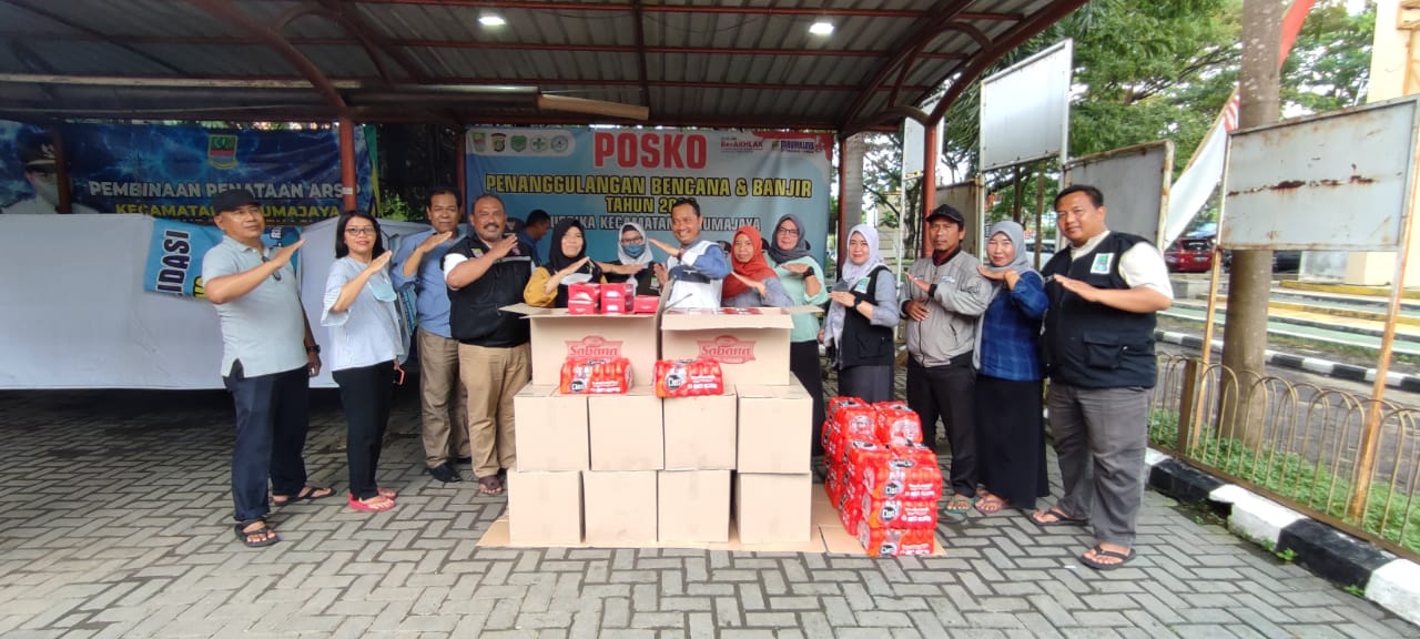 Dari 5 Kecamatan, Diberikan Secara langsung Nasi Kotak Oleh Dinsos Kab Bekasi Untuk Warga Terdampak Banjir