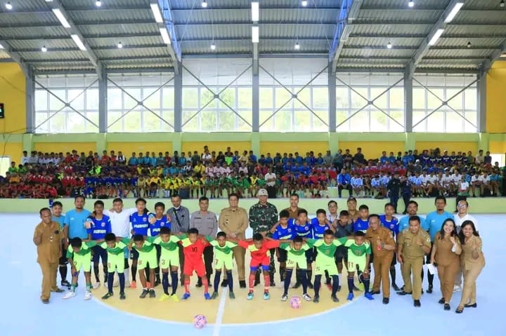 Bupati Samosir Buka Kompetisi Liga Futsal Bupati Cup Tingkat SD,SMP,SMA/SMK di GOR Kabupaten Samosir
