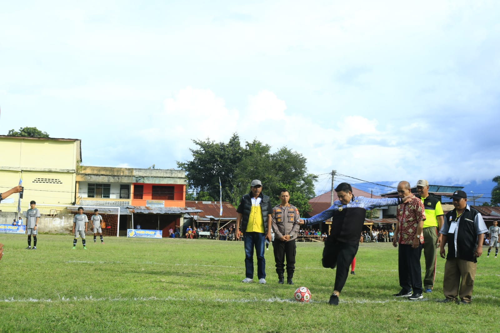 Dalam Rangka Pembukaan Bupati Cup Kabupaten Samosir 2023″Bupati Samosir Lakukan Kick Off