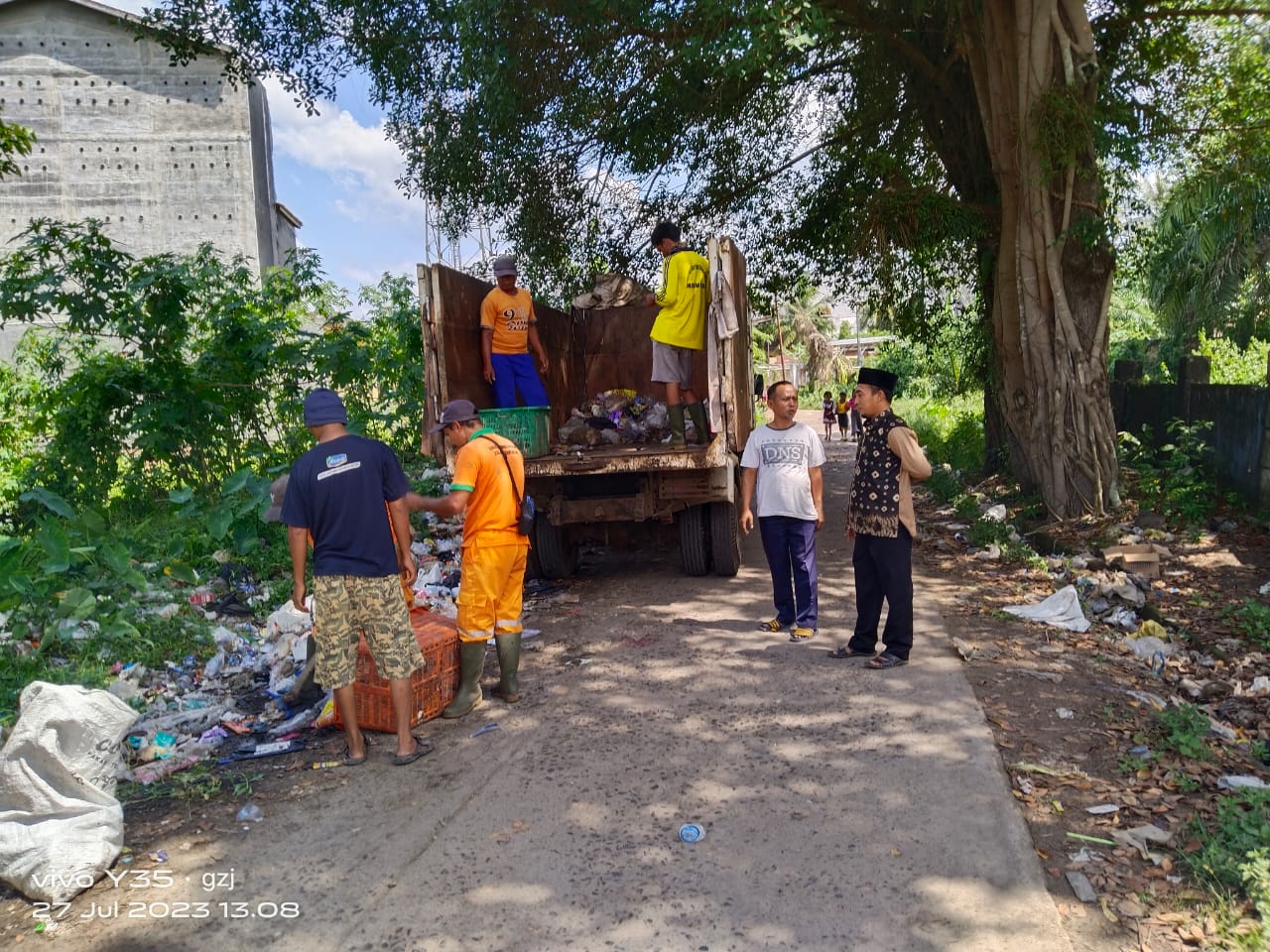 Warga Keluhkan Tumpukan Sampah di Kawasan Simpang Sari Desa Toman kecamatan Babat Toman,Dinas Upt Kebersihan Babat Toman Lansung Singgap.