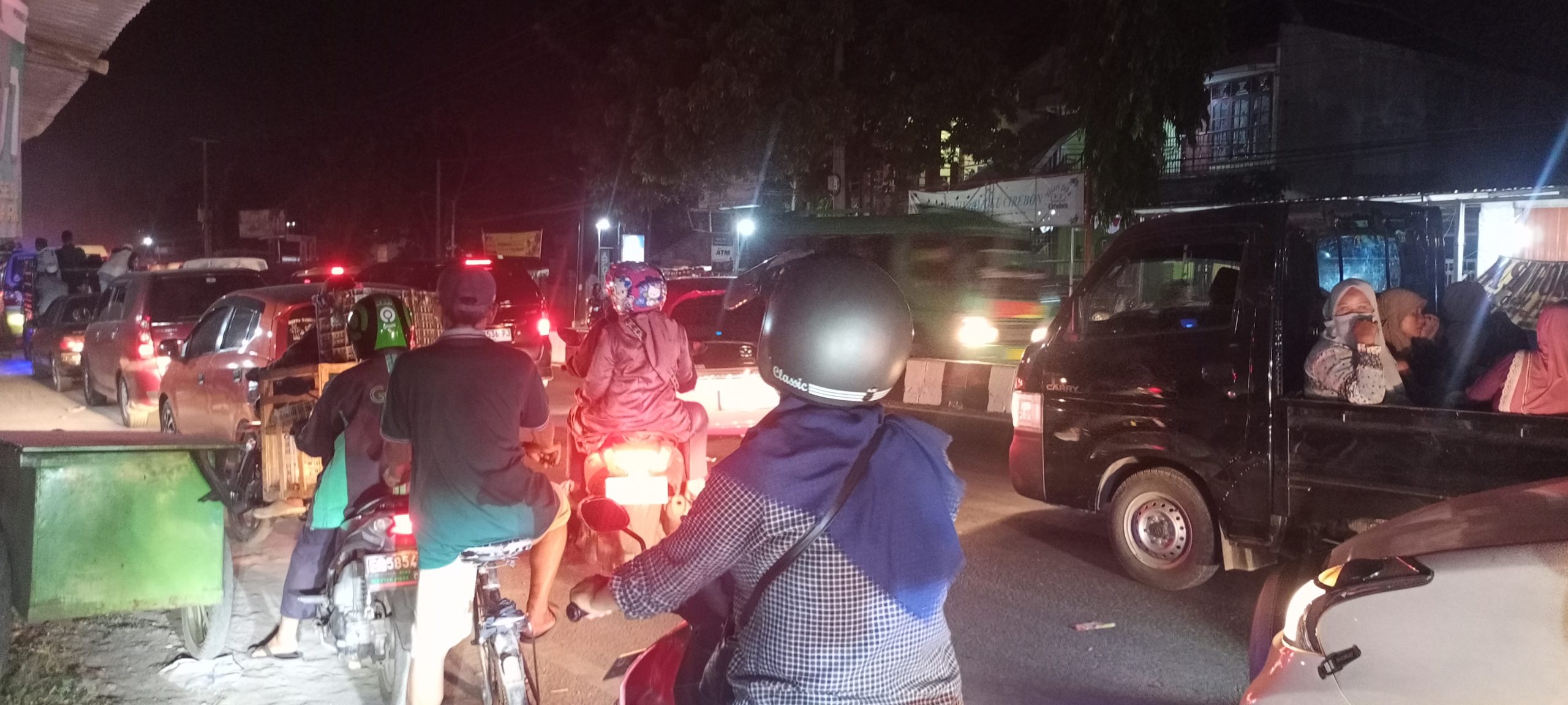 Jalan Ke Gunung Jati Cirebon Macet 2 Kilo, Mobil Pejiarah Parkir Tepi Jalan