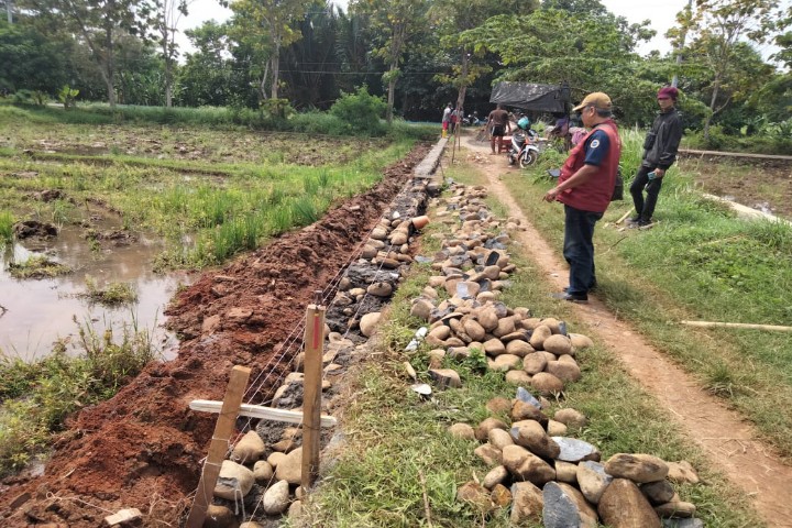Proyek Talud Desa Kadipaten Diduga Tabrak KIP, Diborongkan Dan Terkesan Asal Jadi