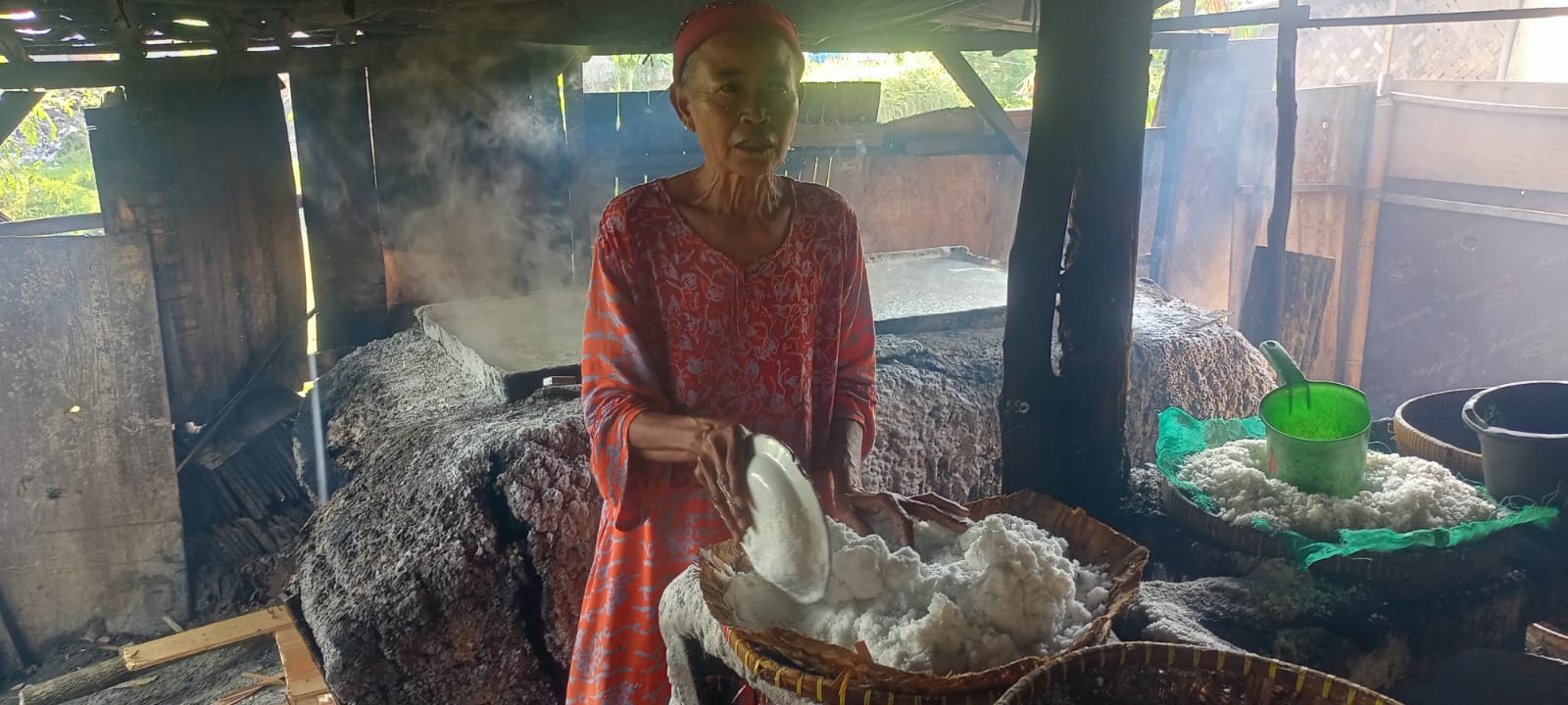 Nenek Eyeng Keluhkan Harga Garam Rebus Tak Kunjung Naik