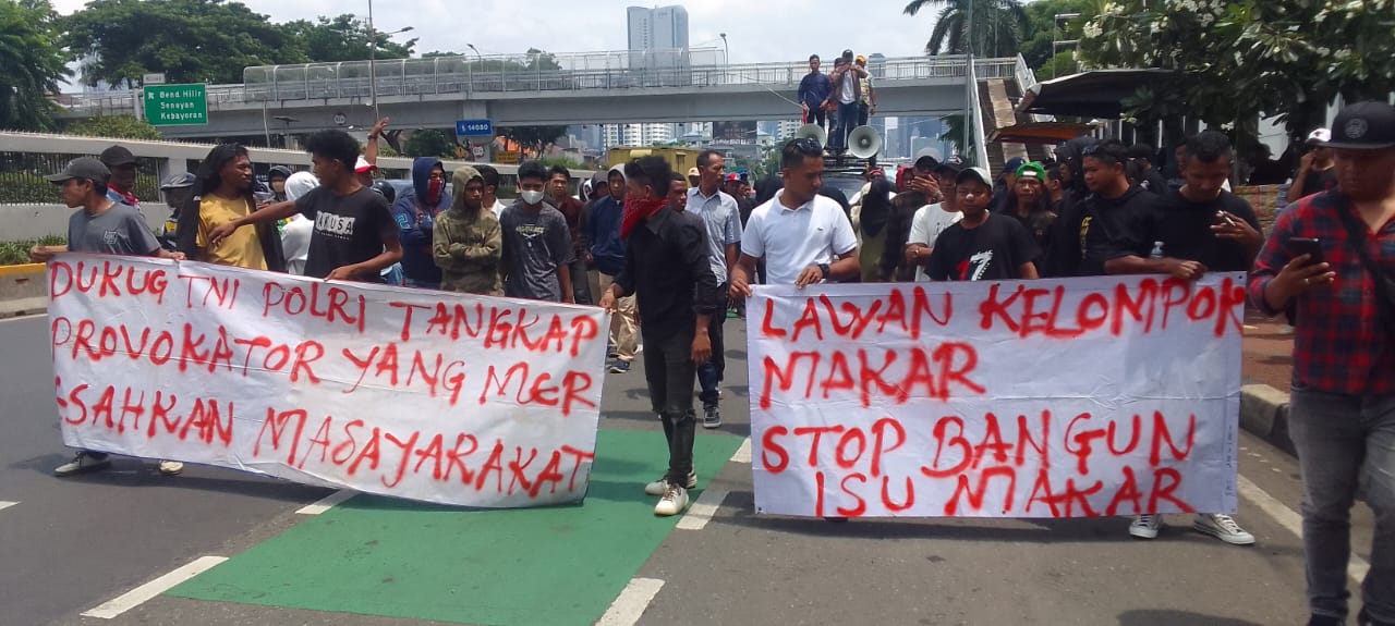 MAHASISWA MASYARAKAT INDONESIA TIMUR UNJUK RASA DAMAI DI DEPAN GEDONG DPR/MPR RI MENDUKUNG JOKOWI