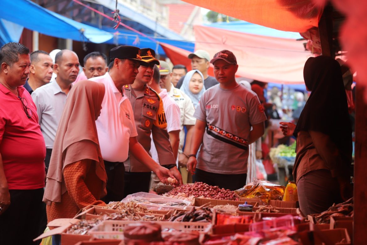 Jelang Bulan Ramadhan Pj Bupati Nukman Monitoring Pasar, Pantau Langsung Kebutuhan Bahan Pokok Masyarakat