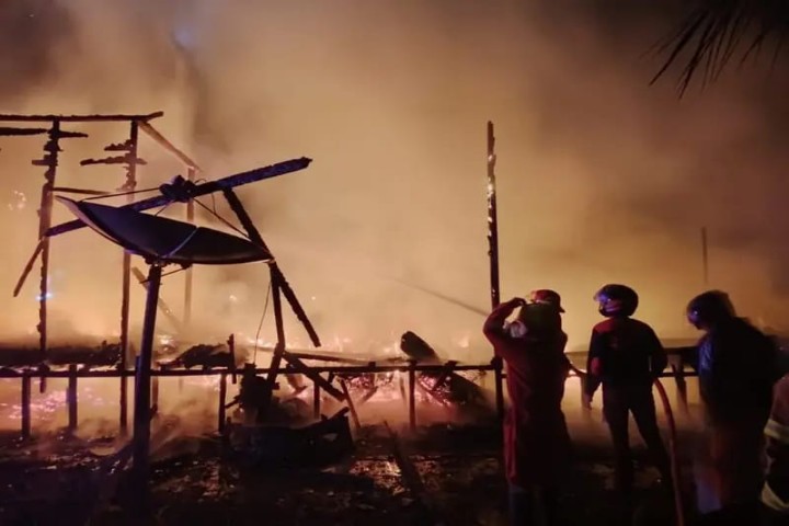 Kebakaran Hebat di Desa Pendreh, 3 Rumah Hangus