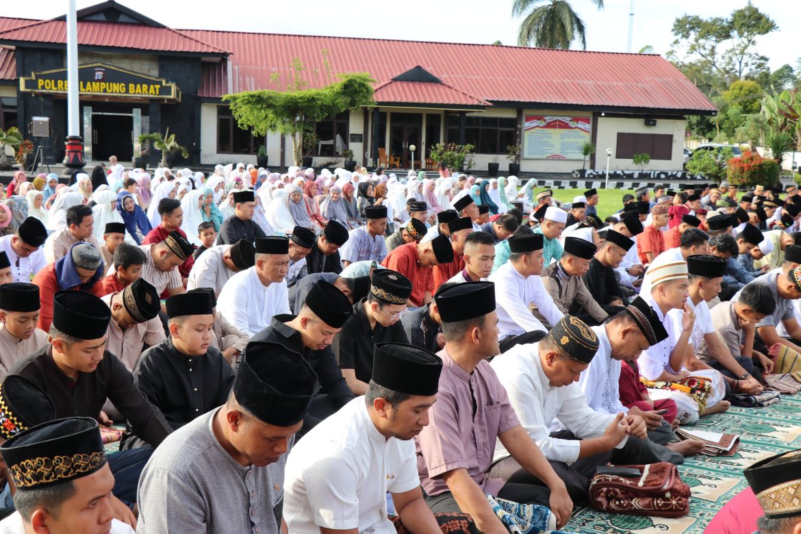 Polres Lampung Barat Bersama Masyarakat, Gelar Sholat Ied dan Halal Bihalal Di Lapangan Mako Polres